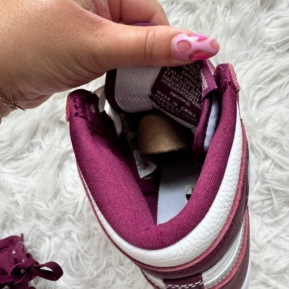 Nike Air Jordan 1 High Retro Bordeaux Silver Size 7Y Men's 7 Women's 8.5 - Picture 6 of 7